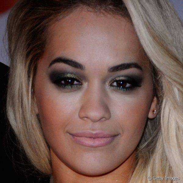 Rita Ora apostou na dobradinha clássica da noite, preto e dourado, para fazer sucesso com a make dos olhos